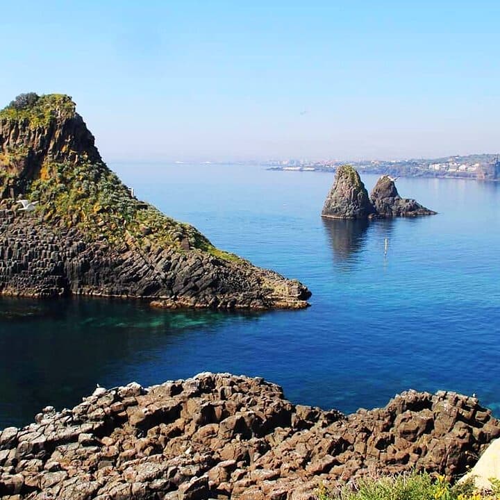 Faraglioni al largo di Aci Trezza
