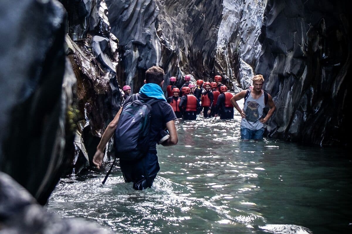 River trekking tra le pareti basaltiche delle Gole dell’Alcantara