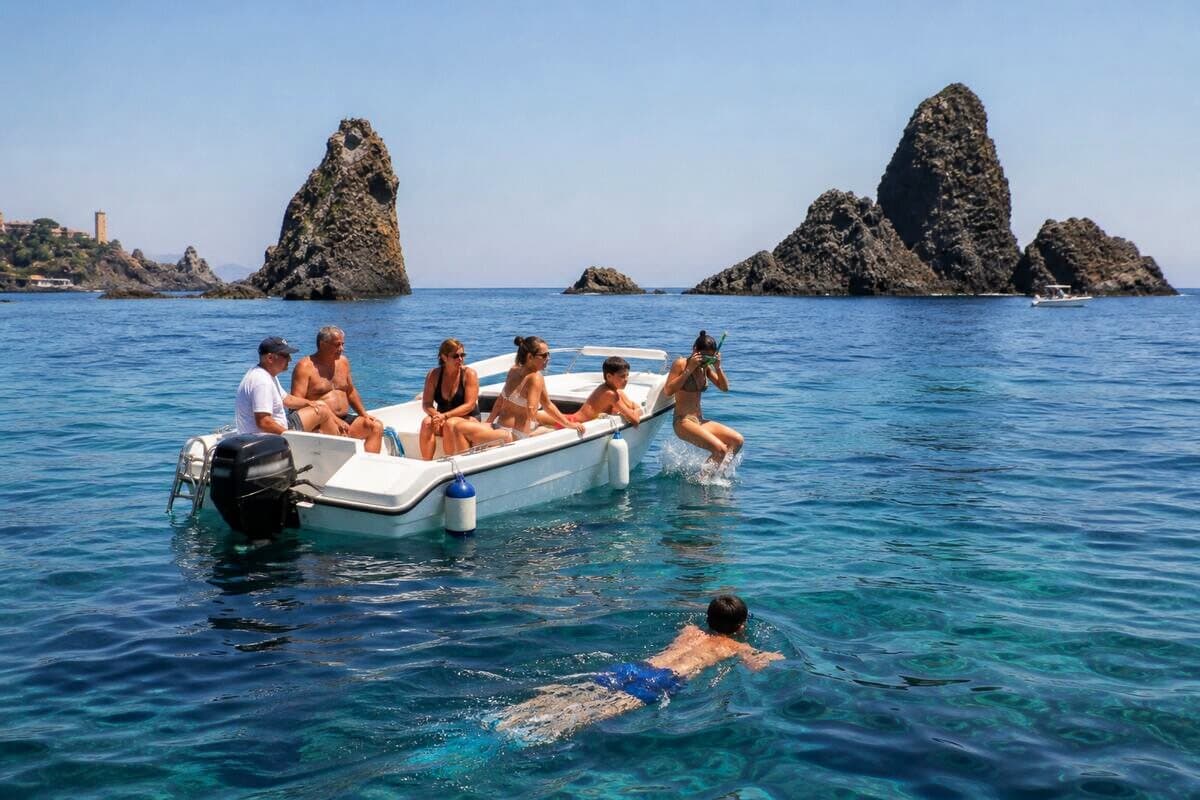 Escursione in barca lungo la Costa dei Ciclopi