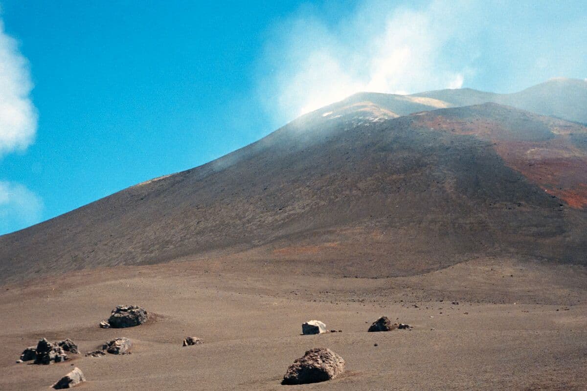 Paesaggio vulcanico dell’Etna verso i Crateri Silvestri