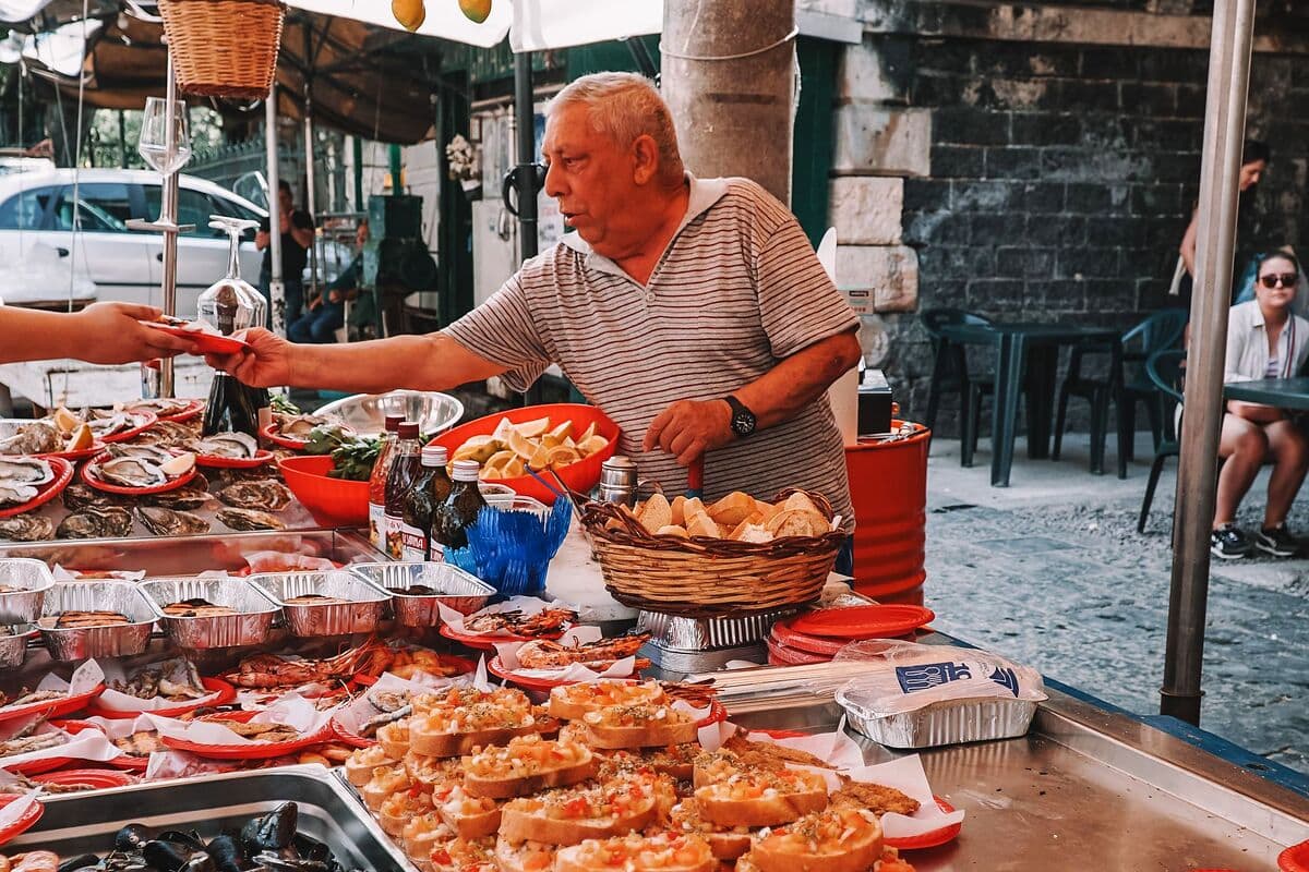 Banco di street food e pesce fresco alla Pescheria di Catania